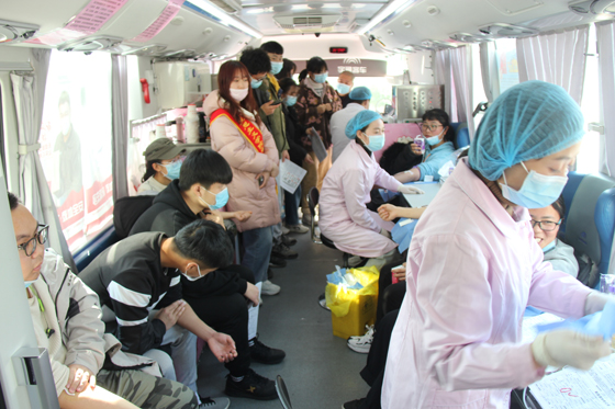 飛揚(yáng)熱血青春  匯集愛心洪流——安康學(xué)院積極開展冬季獻(xiàn)血活動(dòng)