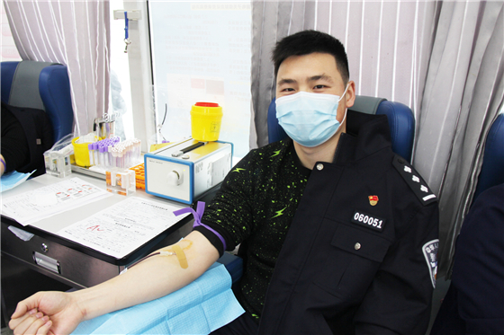 人民警察一心為民，捋袖捐血鐵血柔情——安康市公安局積極開(kāi)展冬季獻(xiàn)血活動(dòng)