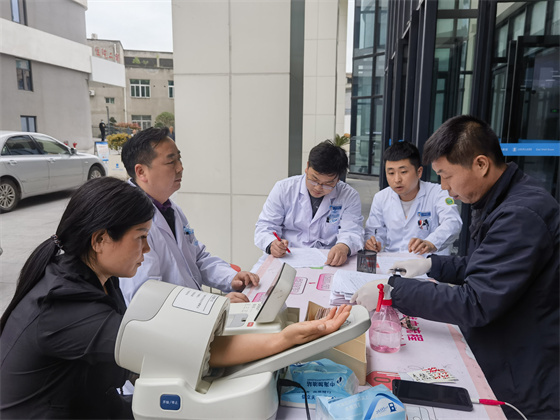 一“臂”之力，踐行醫(yī)者擔(dān)當(dāng)——安康市中心血站聯(lián)合漢濱區(qū)第三人民醫(yī)院開展無償獻(xiàn)血活動