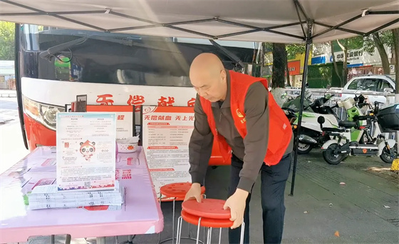 安康李軍，18年獻出“10”個自己……