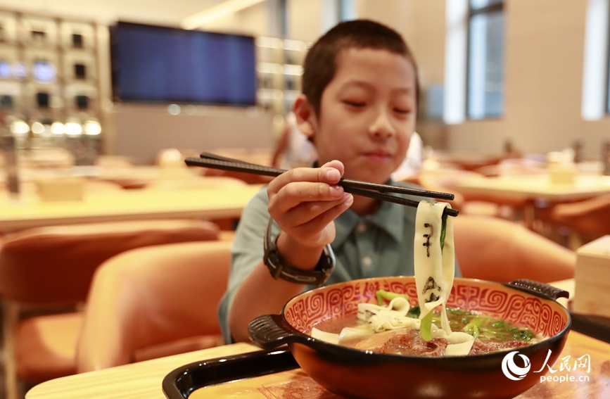 殷墟博物館推出的甲骨文面深受游客喜愛(ài)。人民網(wǎng)記者 慎志遠(yuǎn) 攝