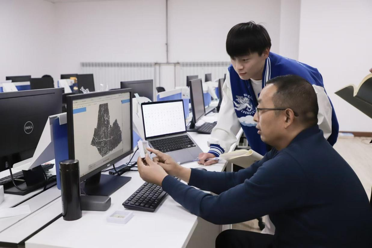 安陽(yáng)師范學(xué)院甲骨文信息處理教育部重點(diǎn)實(shí)驗(yàn)室，劉永革正在給學(xué)生講甲骨文。受訪者供圖