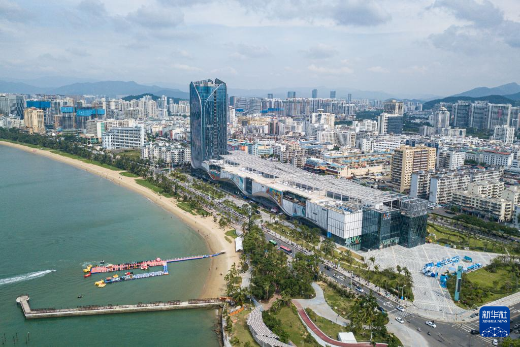 海南自貿(mào)港重點(diǎn)園區(qū)——三亞中央商務(wù)區(qū)（無人機(jī)照片，11月1日攝）。新華社記者 蒲曉旭攝