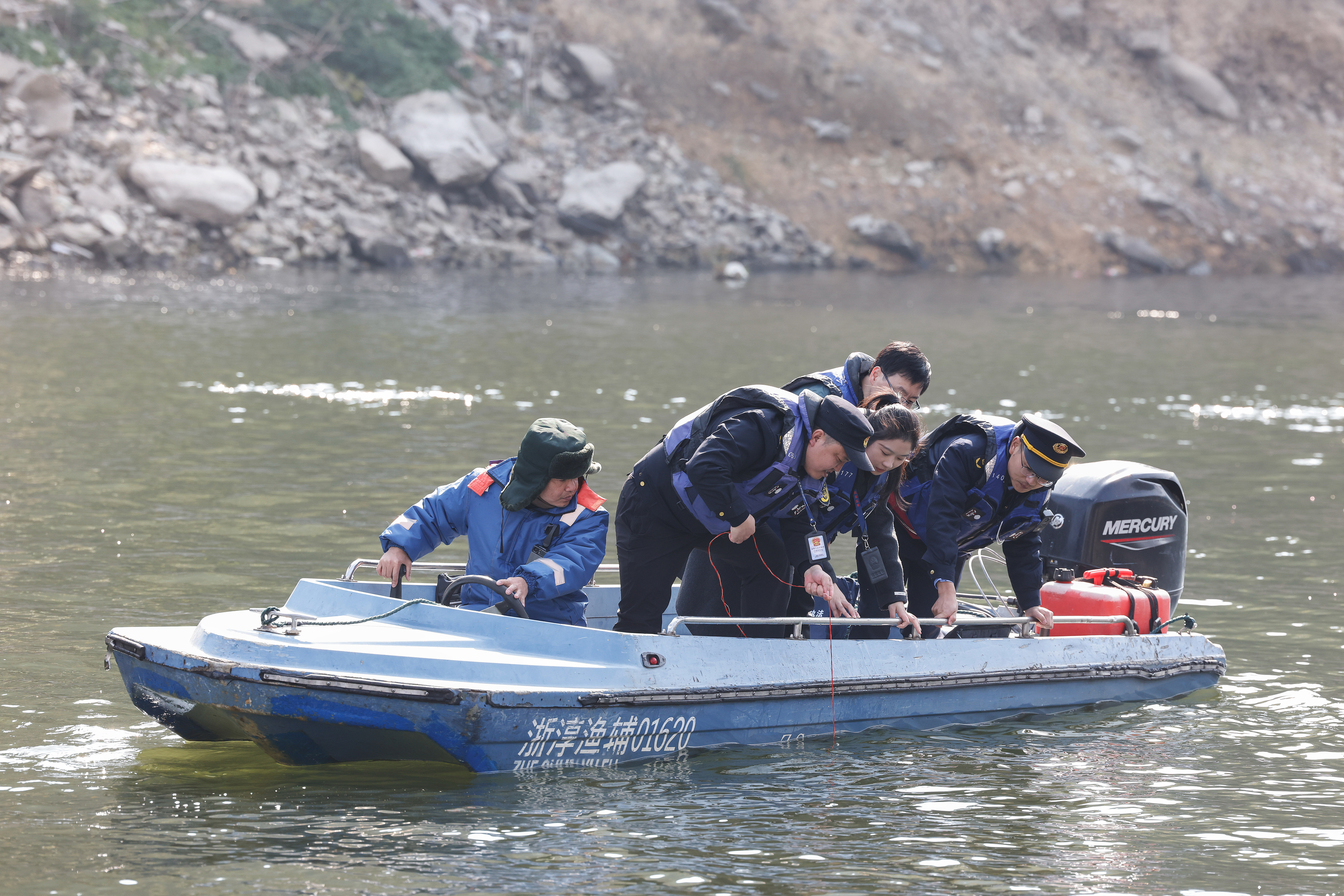 2025年12月4日，浙江杭州淳安縣與安徽黃山歙縣紀(jì)檢監(jiān)察干部及綜合行政執(zhí)法人員對(duì)浙皖交界的新安江鳩坑口水域進(jìn)行常態(tài)化巡河，共同保護(hù)漁業(yè)資源和水域生態(tài)環(huán)境。