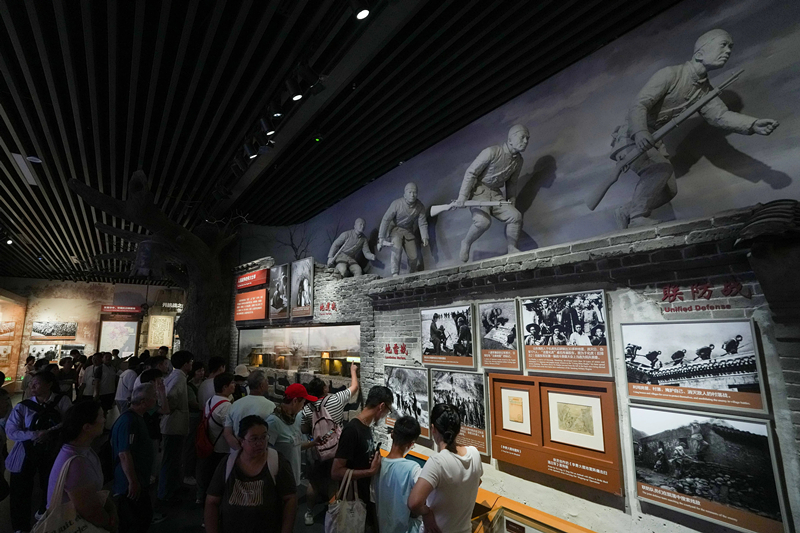 2025年7月8日，參觀者在中國(guó)人民抗日戰(zhàn)爭(zhēng)紀(jì)念館參觀《為了民族解放與世界和平》主題展覽。