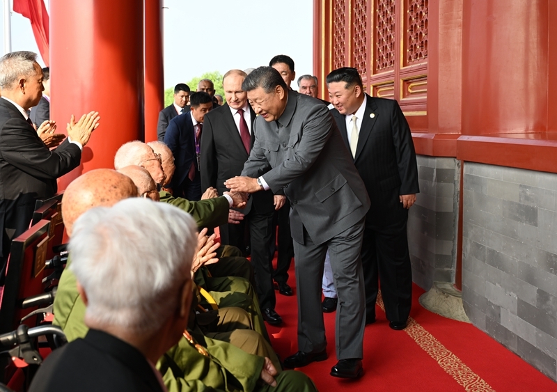2025年9月3日，習(xí)近平總書記同抗戰(zhàn)老戰(zhàn)士老同志代表親切握手，向他們表示崇高敬意。