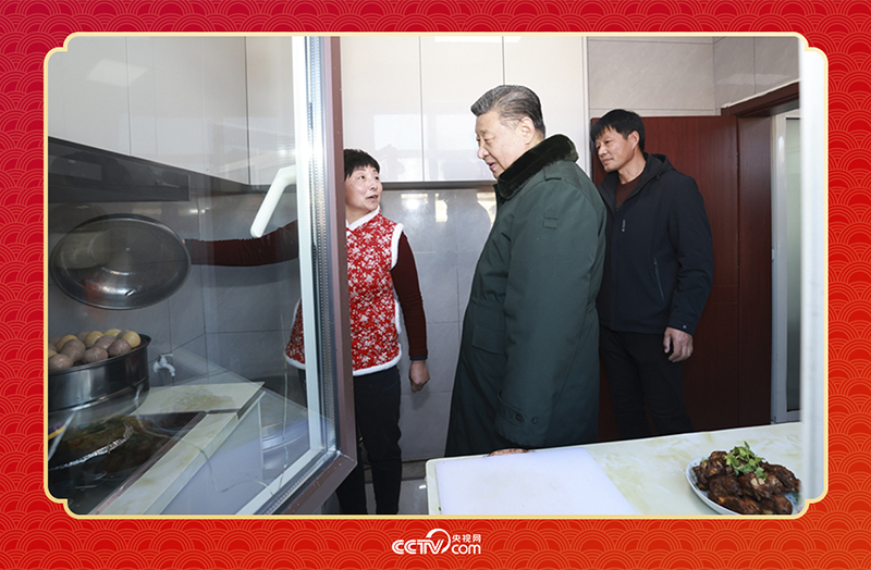 2025年春節(jié)前夕，習(xí)近平總書記在遼寧葫蘆島市綏中縣明水滿族鄉(xiāng)祝家溝村考察時(shí)，走進(jìn)村民朱西存家看望。