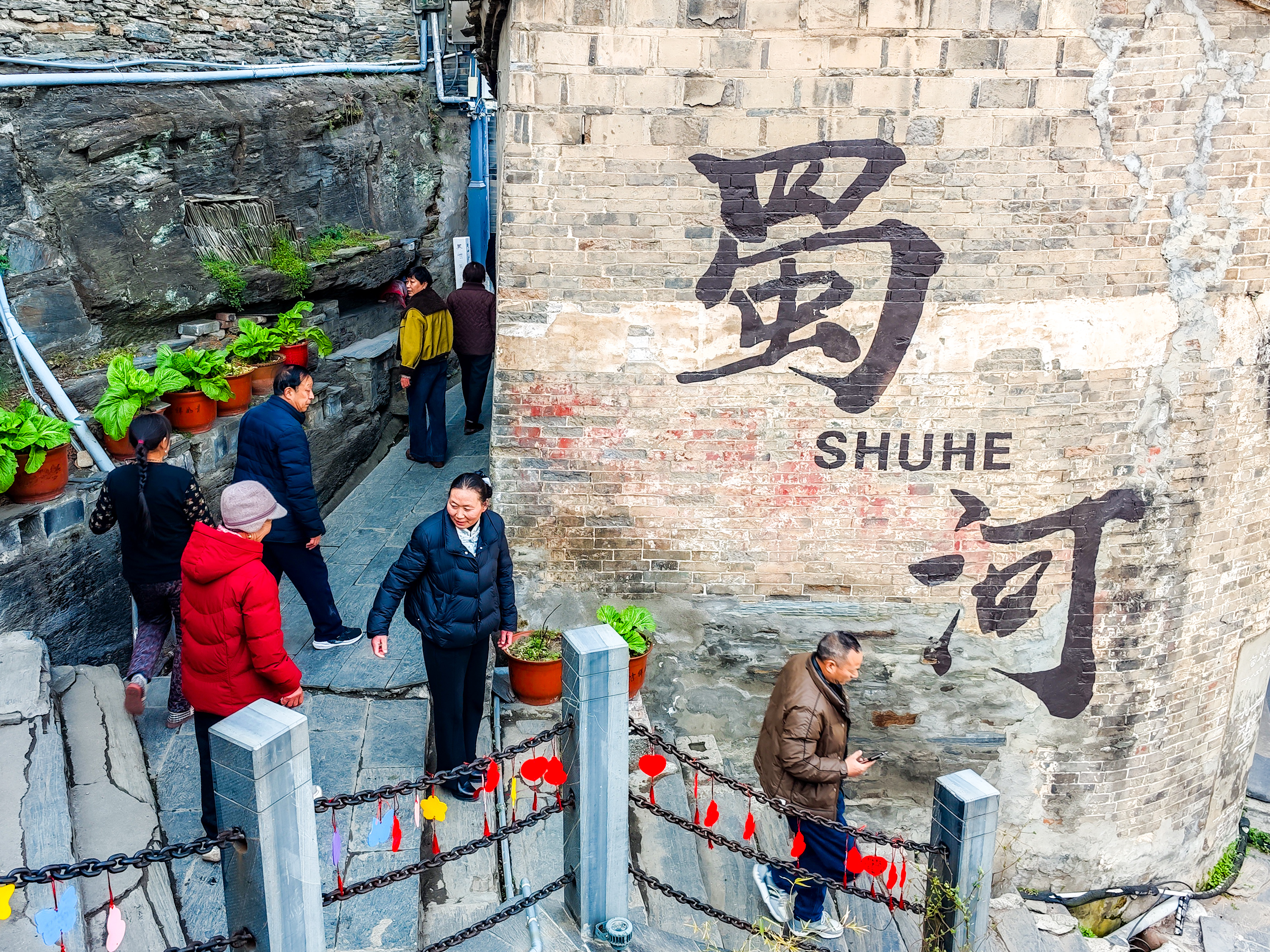 游客漫步古鎮(zhèn)青石板路