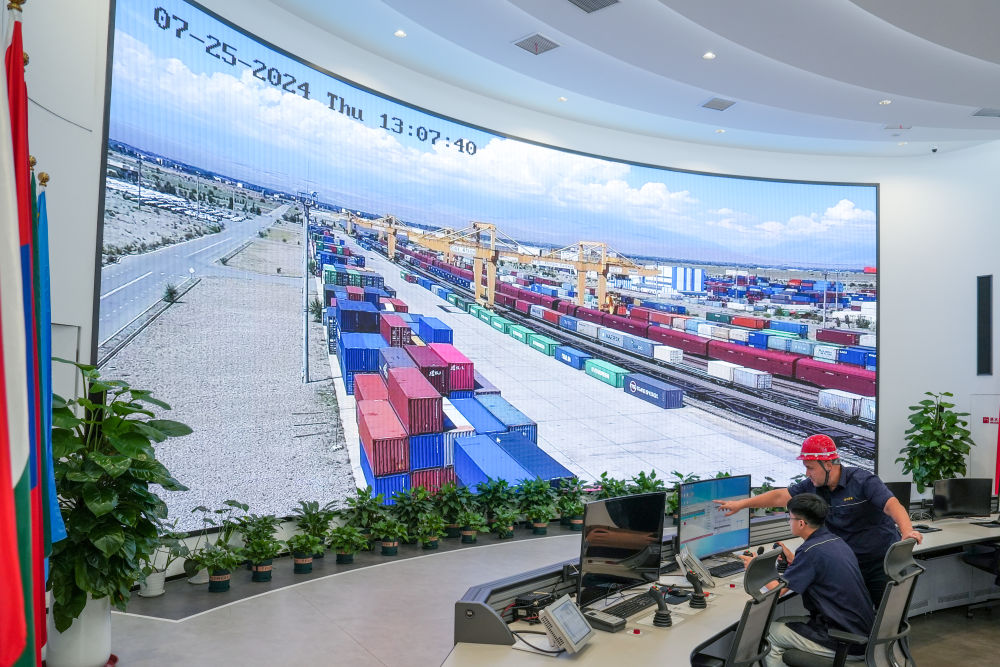 △ 在中哈（連云港）物流合作基地，工作人員通過“中哈物流場站”信息化跟蹤系統(tǒng)查看集裝箱運輸情況（2024年7月25日攝）。